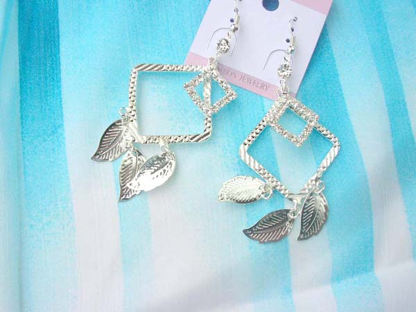 Double diamond chips with triple leafs design