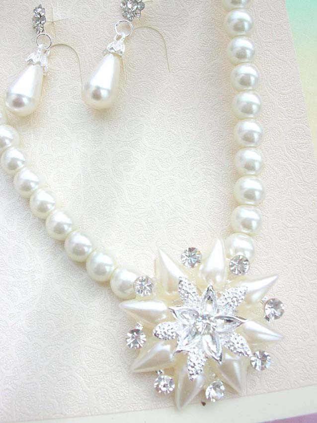 faux-pearl-crystal-flower-jewelryset002necklace-earring-closeup