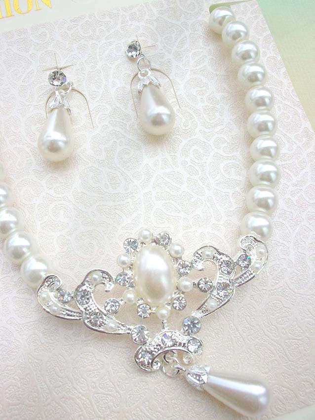 faux-pearl-crystal-flower-jewelryset006necklace-earring-closeup