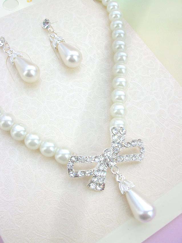 faux-pearl-crystal-flower-jewelryset010necklace-earring-closeup