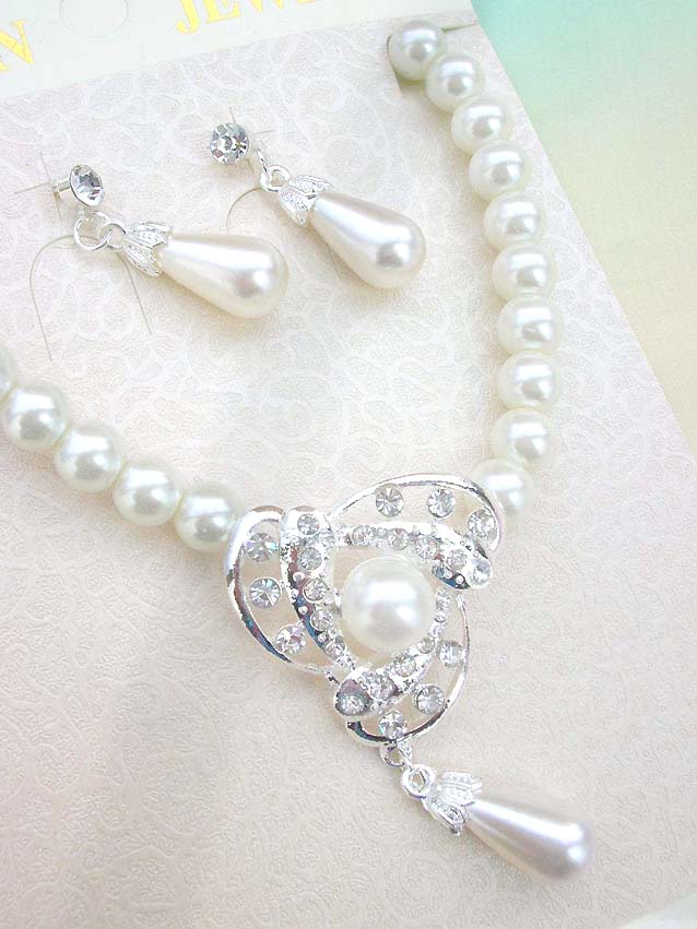 faux-pearl-crystal-flower-jewelryset013necklace-earring-closeup