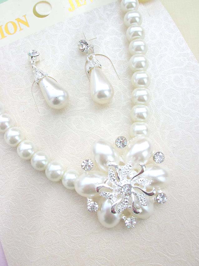 faux-pearl-crystal-flower-jewelryset016necklace-earring-closeup