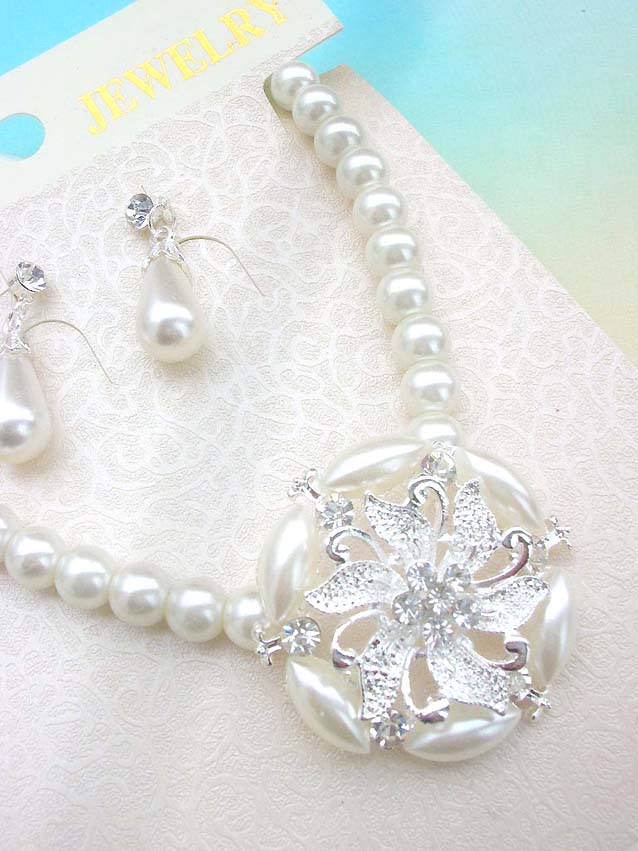 faux-pearl-crystal-flower-jewelryset022necklace-earring-closeup
