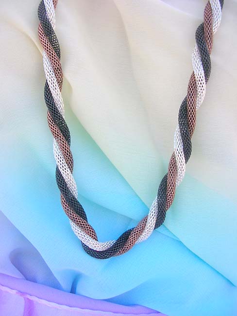 high-fashion-necklace-008-closeup