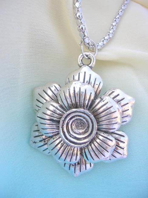 trendy-long-chain-necklaces-015pendant