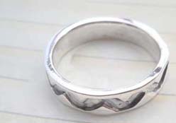 Collectible stamped 925 sterling silver etch-in connected V ring 