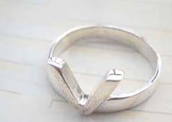 Collectible stamped 925 sterling silver V shape ring 