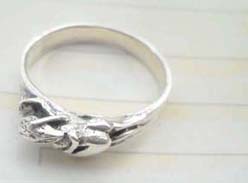 Outstanding 925. stamped silver ring with kissing couple design 