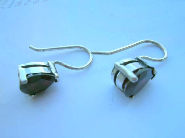 Pear garnet, 925 sterling silver earring, made in Thailand