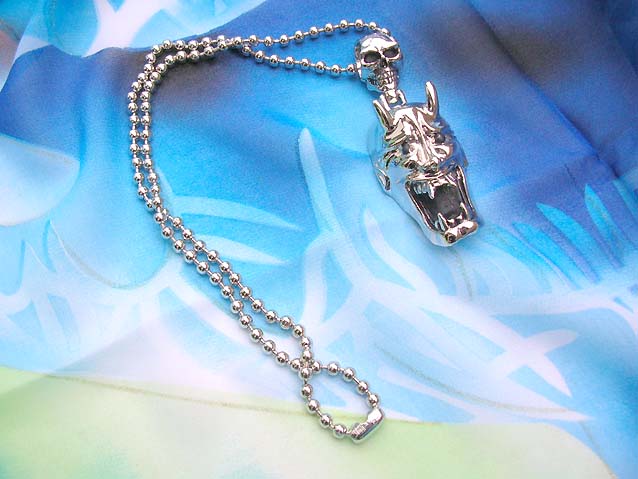 gothic-large-pendant-necklace-002
