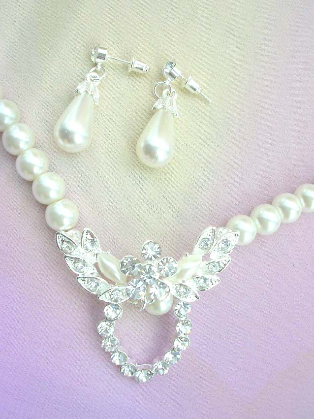 faux-pearl-crystal-flower-jewelryset001necklace-earring-closeup