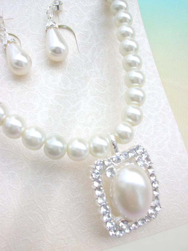 faux-pearl-crystal-flower-jewelryset007necklace-earring-closeup