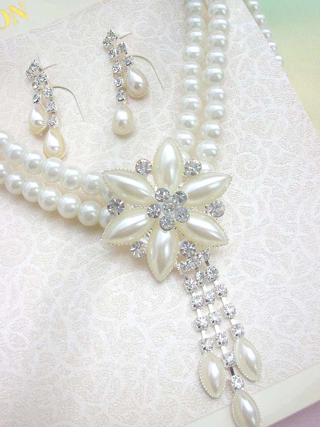 faux-pearl-crystal-flower-jewelryset017necklace-earring-closeup