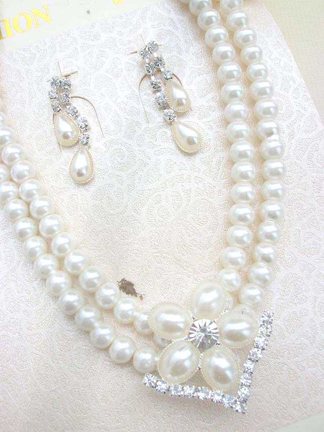faux-pearl-crystal-flower-jewelryset018necklace-earring-closeup