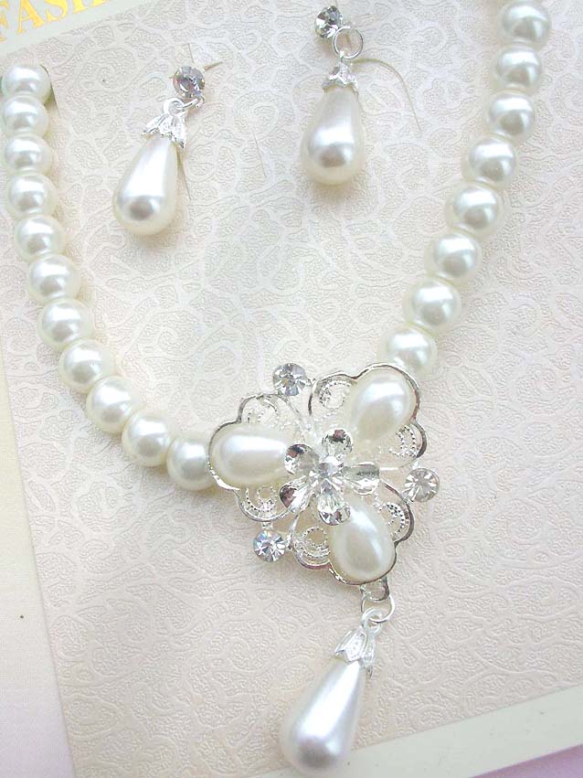 faux-pearl-crystal-flower-jewelryset019necklace-earring-closeup