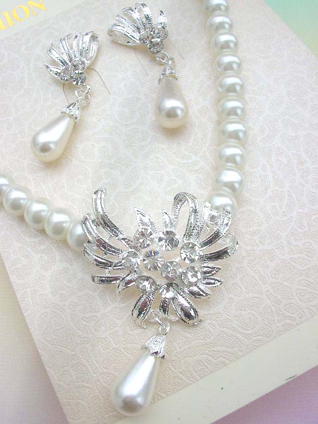 faux-pearl-crystal-flower-jewelryset020necklace-earring-closeup