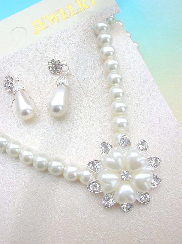 faux-pearl-crystal-flower-jewelryset021necklace-earring-closeup