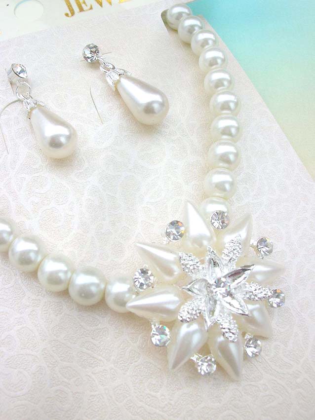 faux-pearl-crystal-flower-jewelryset023necklace-earring-closeup