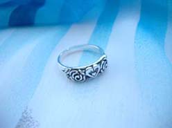 925. stamped silver ring with curls and vine design