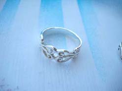 Trendy 925. stamped silver ring with filigree heart design