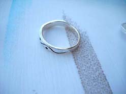 Trendy 925. stamped silver ring with etch-in wave design