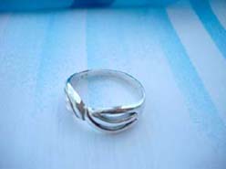 Trendy 925. stamped silver ring with bow tie design